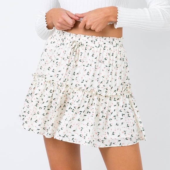 Princess Polly Dresses & Skirts - NWT Princess Polly mini floral skirt w/ pockets